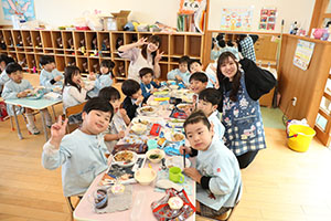 仲良くランチタイム　　年長組・ひよこ・あひる