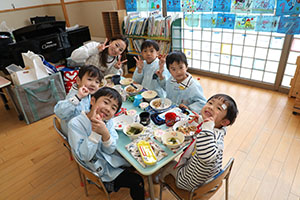 仲良くランチタイム　　年長組・ひよこ・あひる