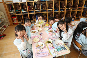 仲良くランチタイム　　年長組・ひよこ・あひる