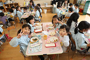 仲良くランチタイム　　年長組・ひよこ・あひる