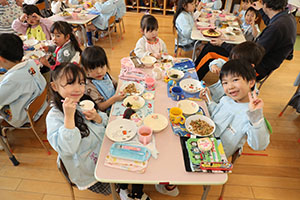 仲良くランチタイム　　年長組・ひよこ・あひる