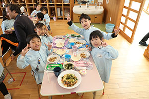 仲良くランチタイム　　年長組・ひよこ・あひる