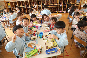 仲良くランチタイム　　年長組・ひよこ・あひる