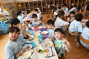 仲良くランチタイム　　年長組・ひよこ・あひる