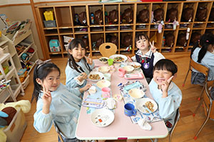 仲良くランチタイム　　年長組・ひよこ・あひる