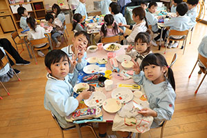 仲良くランチタイム　　年長組・ひよこ・あひる