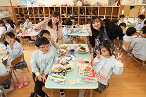 仲良くランチタイム　　年長組・ひよこ・あひる