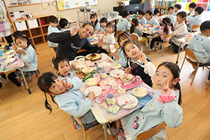 仲良くランチタイム　　年長組・ひよこ・あひる
