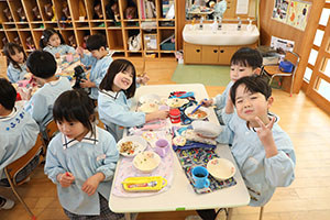 仲良くランチタイム　　年長組・ひよこ・あひる