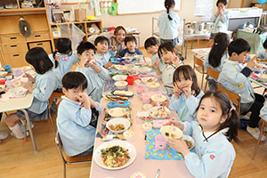 仲良くランチタイム　　年長組・ひよこ・あひる