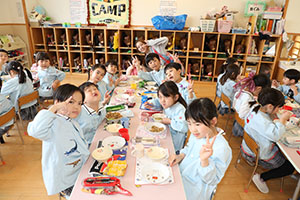 仲良くランチタイム　　年長組・ひよこ・あひる