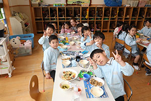 仲良くランチタイム　　年長組・ひよこ・あひる