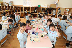 仲良くランチタイム　　年長組・ひよこ・あひる