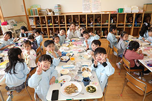 仲良くランチタイム　　年長組・ひよこ・あひる