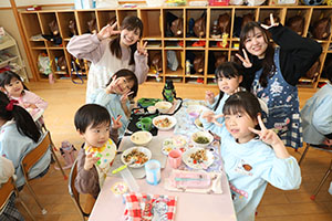 仲良くランチタイム　　年長組・ひよこ・あひる