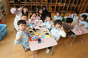 仲良くランチタイム　　年長組・ひよこ・あひる