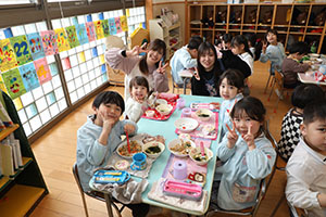 仲良くランチタイム　　年長組・ひよこ・あひる