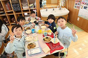 仲良くランチタイム　　年長組・ひよこ・あひる