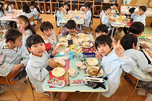 仲良くランチタイム　　年長組・ひよこ・あひる