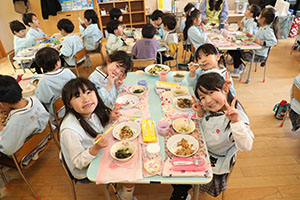 仲良くランチタイム　　年長組・ひよこ・あひる