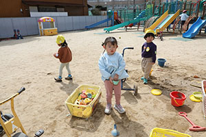 元気いっぱい園庭遊び　ひよこ・　あひる