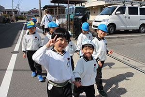 お給食後にお散歩にでかけました　D・こあら