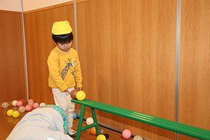 ボール遊び　あひる