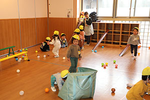 ボール遊び　あひる