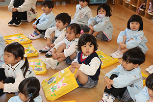 思い出帳渡しが行われました　年少組