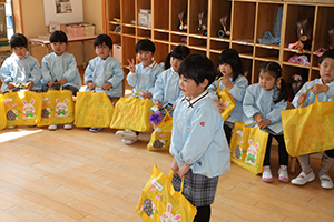 思い出帳渡しが行われました　年少組