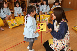 思い出帳渡しが行われました　年少組
