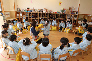思い出帳渡しが行われました　年少組