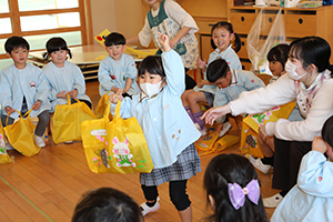 思い出帳渡しが行われました　年少組