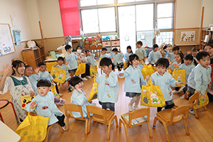 思い出帳渡しが行われました　年少組
