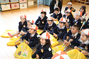 思い出帳渡しが行われました　年少組
