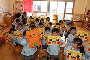 思い出帳渡しが行われました　年少組