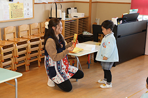 思い出帳渡しが行われました　年少組