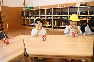 入園1日目の様子とお給食の様子です　ひよこ・あひる・ぺんぎん