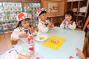 入園1日目のお給食の様子です　うさぎ・りす・ことり・こあら・きりん　NO．2