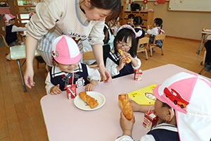 入園1日目のお給食の様子です　うさぎ・りす・ことり・こあら・きりん　NO．1