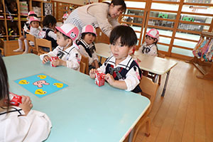 入園1日目のお給食の様子です　うさぎ・りす・ことり・こあら・きりん　NO．1