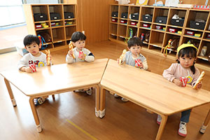 入園2日目の様子とお給食の様子です　ひよこ・あひる・ぺんぎん