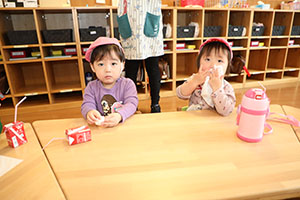 入園2日目の様子とお給食の様子です　ひよこ・あひる・ぺんぎん