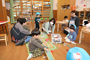 入園2日目の様子とお給食の様子です　ひよこ・あひる・ぺんぎん