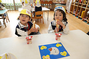 入園2日目のお給食の様子です　年少組　NO．2