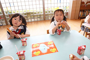 入園2日目のお給食の様子です　年少組　NO．2