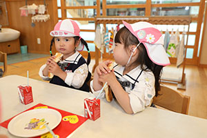 入園2日目のお給食の様子です　年少組　NO．1