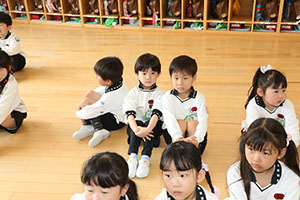 年長組さんの朝の会の様子です　B・C・D・E