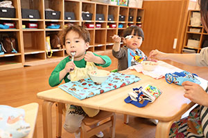 お給食の様子　ひよこ・あひる・ぺんぎん