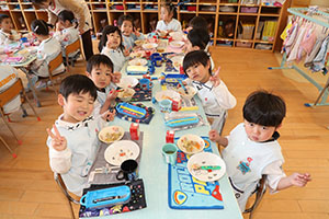 お給食の様子　　さくら・たんぽぽ